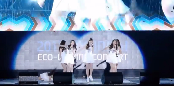 เวทีลื่นเป็นเหตุ เกิร์ลกรุ๊ปเกาหลีเต้นล้มแล้วล้มอีกกลางเวทีกว่า 5 ครั้ง