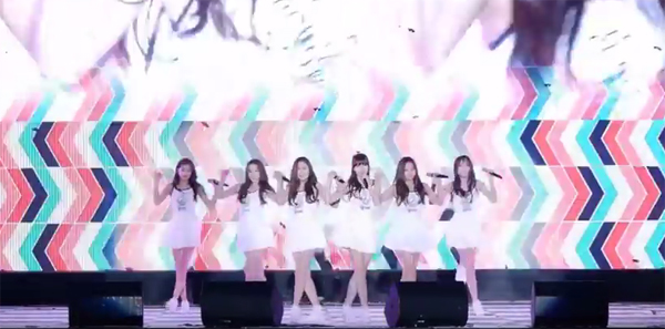 เวทีลื่นเป็นเหตุ เกิร์ลกรุ๊ปเกาหลีเต้นล้มแล้วล้มอีกกลางเวทีกว่า 5 ครั้ง