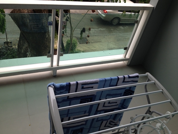 จัดสวนหย่อมบนระเบียงคอนโด จากที่ตากผ้าสู่สวนน่ารักในร่ม ! 