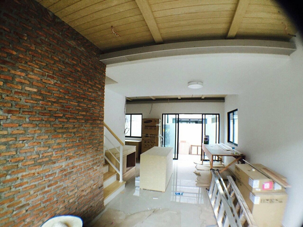 บ้านทาวน์โฮม 2 ชั้นสไตล์ลอฟท์ แต่งบ้านเท่ ๆ กลิ่นอายร้านกาแฟ  
