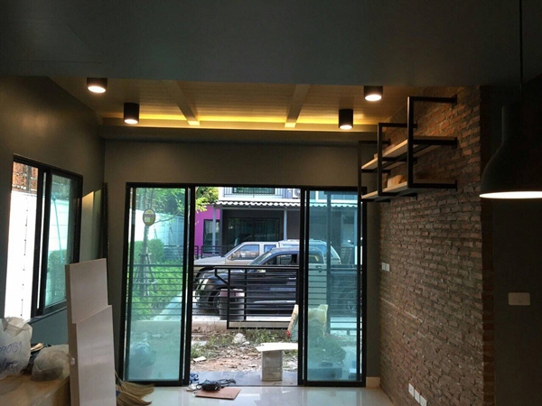บ้านทาวน์โฮม 2 ชั้นสไตล์ลอฟท์ แต่งบ้านเท่ ๆ กลิ่นอายร้านกาแฟ  