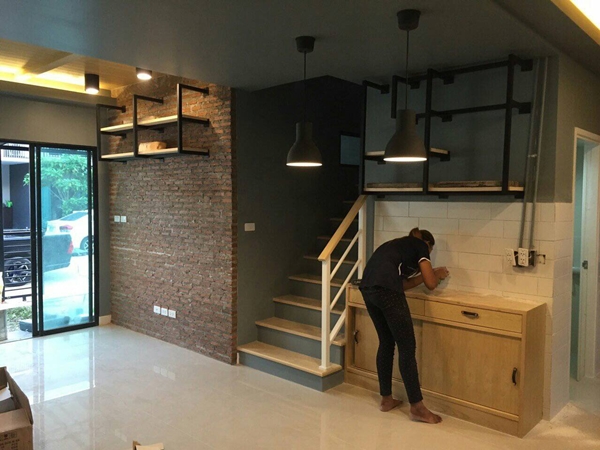 บ้านทาวน์โฮม 2 ชั้นสไตล์ลอฟท์ แต่งบ้านเท่ ๆ กลิ่นอายร้านกาแฟ  