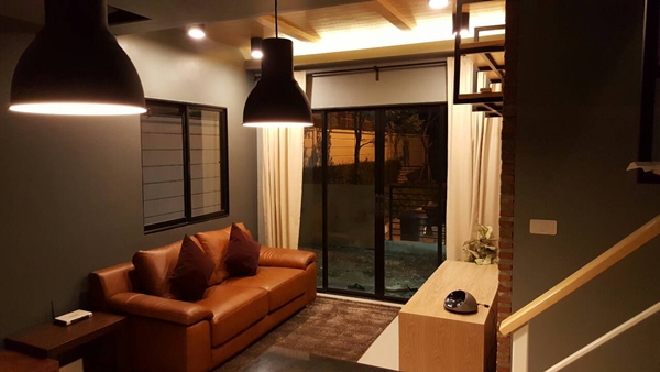 บ้านทาวน์โฮม 2 ชั้นสไตล์ลอฟท์ แต่งบ้านเท่ ๆ กลิ่นอายร้านกาแฟ  
