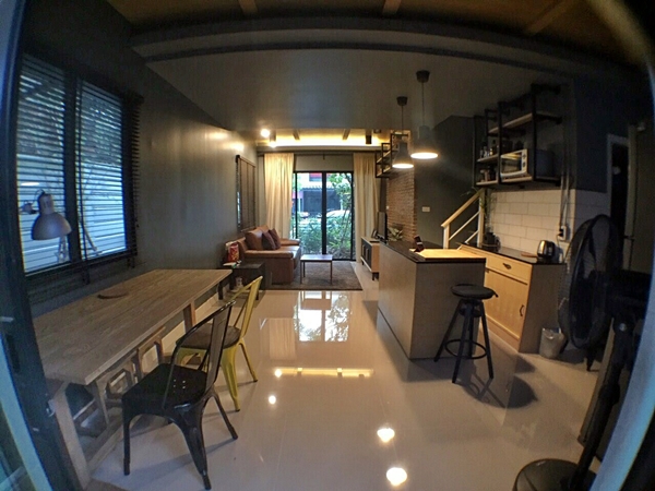 บ้านทาวน์โฮม 2 ชั้นสไตล์ลอฟท์ แต่งบ้านเท่ ๆ กลิ่นอายร้านกาแฟ  