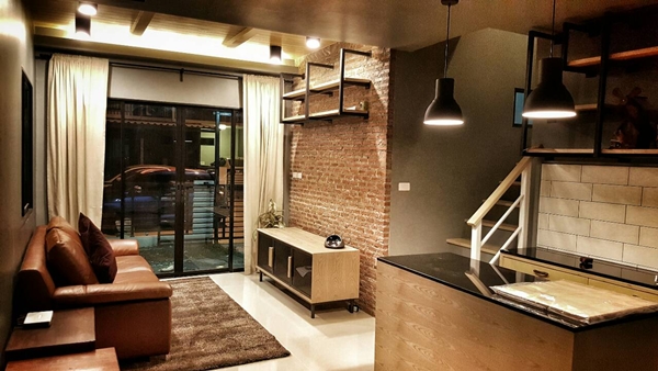 บ้านทาวน์โฮม 2 ชั้นสไตล์ลอฟท์ แต่งบ้านเท่ ๆ กลิ่นอายร้านกาแฟ  