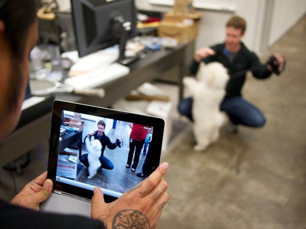 เปิดมุมน่ารักของ มาร์ค ซัคเคอร์เบิร์กกับมะหมาคู่ใจในวันครบรอบ 5 ปี