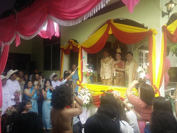 งานแต่งแหวกแนว ! เจ้าบ่าวสวมบทเงาะป่า ไปสู่ขอเจ้าสาวรจนา