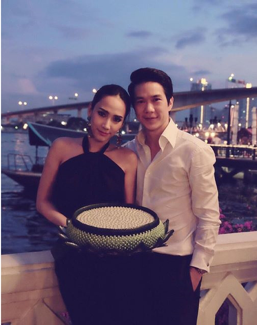 คู่รักดาราลอยกระทง