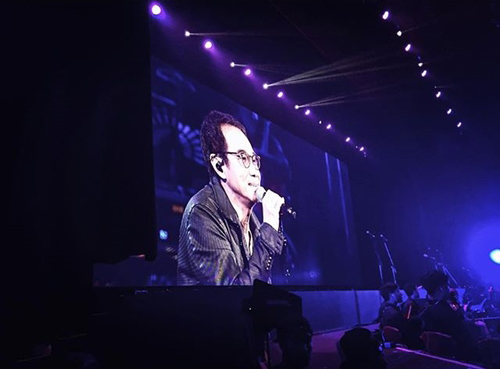 ตูน บอดี้สแลม ก้มกราบ เอก ธเนศ กลางเวทีคอนเสิร์ต 