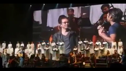 ตูน บอดี้สแลม ก้มกราบ เอก ธเนศ กลางเวทีคอนเสิร์ต 