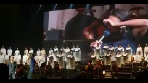 ตูน บอดี้สแลม ก้มกราบ เอก ธเนศ กลางเวทีคอนเสิร์ต 