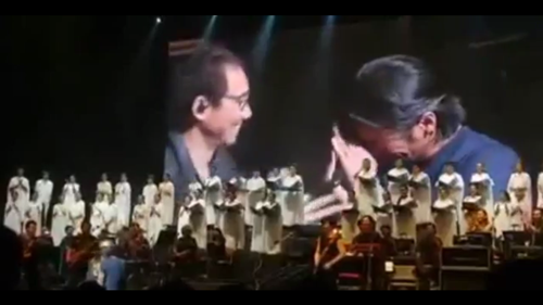 ตูน บอดี้สแลม ก้มกราบ เอก ธเนศ กลางเวทีคอนเสิร์ต 