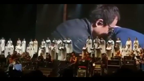 ตูน บอดี้สแลม ก้มกราบ เอก ธเนศ กลางเวทีคอนเสิร์ต 