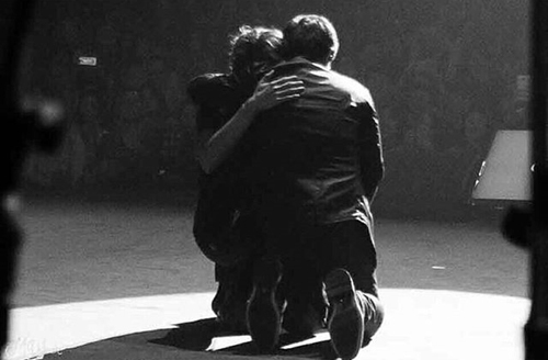 ตูน บอดี้สแลม ก้มกราบ เอก ธเนศ กลางเวทีคอนเสิร์ต 