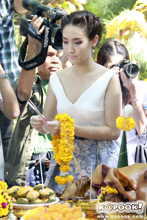 บวงสรวง ลูกไม้ ไกลต้น