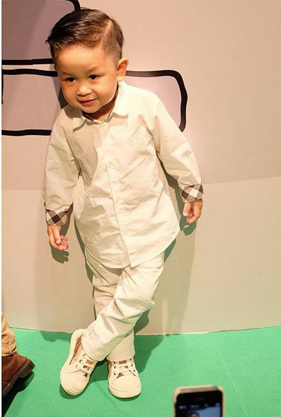 คลิปน่ารัก น้องโปรด ชม ชมพู่ อารยา สวย เป็นแฟนโปรด 