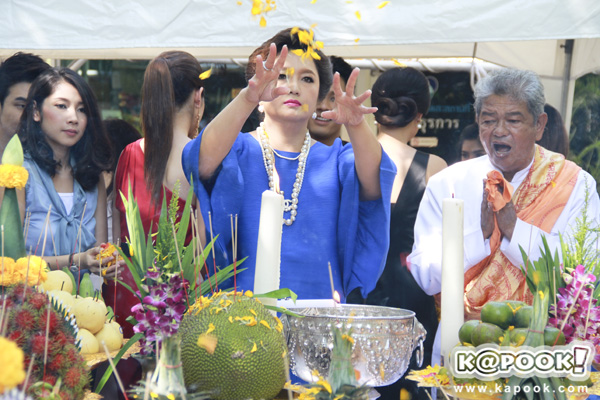 บวงสรวง ลูกไม้ ไกลต้น