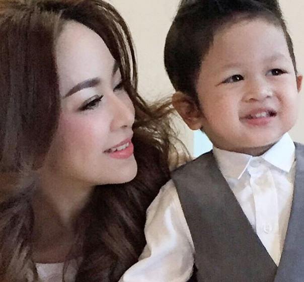 คลิปน่ารัก น้องโปรด ชม ชมพู่ อารยา สวย เป็นแฟนโปรด 