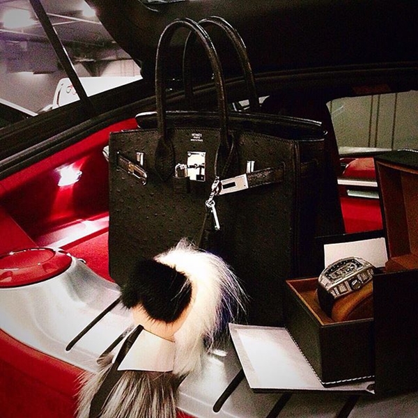  	เก๋ กันยกร ซื้อนาฬิกาเซอร์ไพรส์ เอิร์ก เลเดอเรอร์ 