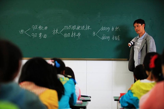 ครูแขนพิการ แม้ไร้มือก็ยังเขียนกระดานสอนเด็กได้