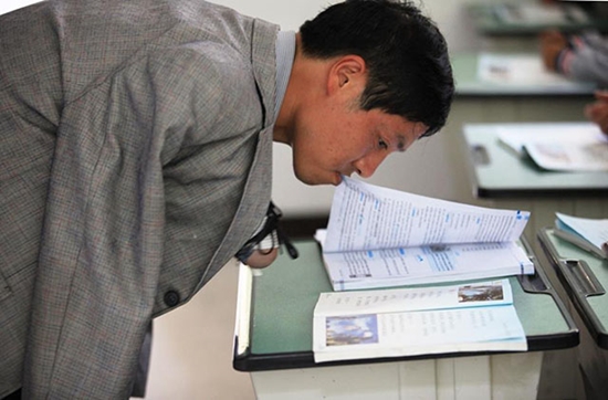 ครูแขนพิการ แม้ไร้มือก็ยังเขียนกระดานสอนเด็กได้