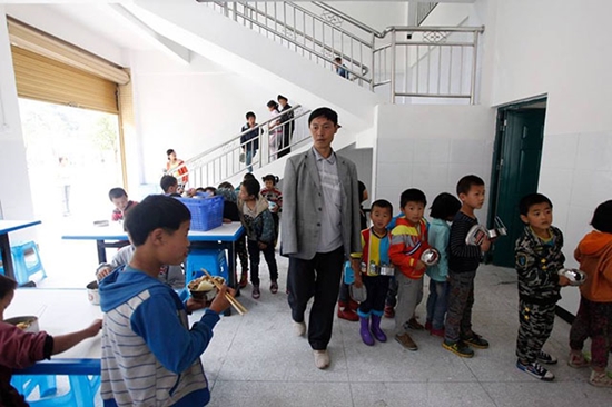 ครูแขนพิการ แม้ไร้มือก็ยังเขียนกระดานสอนเด็กได้