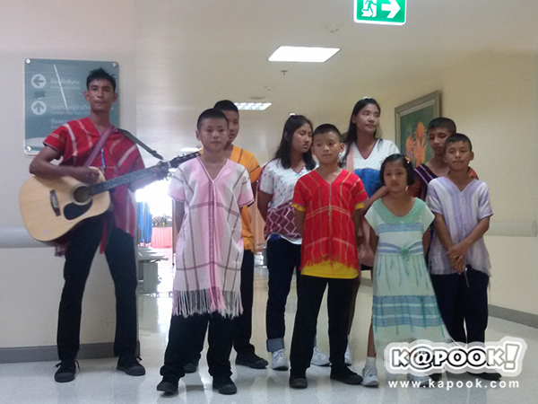 เด็กชาวเขาร้องเพลงให้ ปอ ทฤฎี