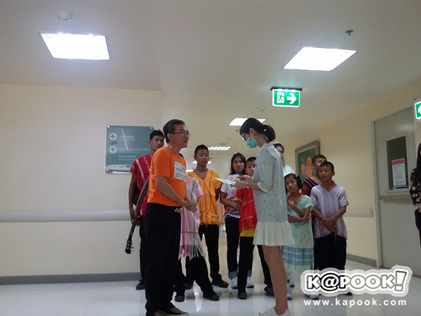 เด็กชาวเขาร้องเพลงให้ ปอ ทฤฎี