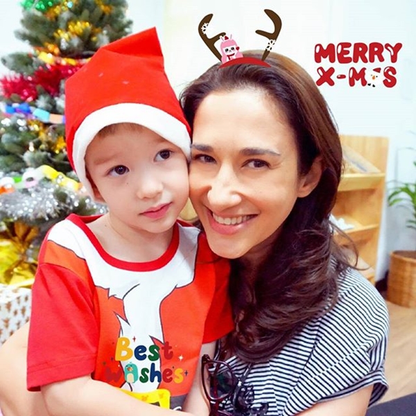 ลูกดาราในชุดซานต้า แซนตี้