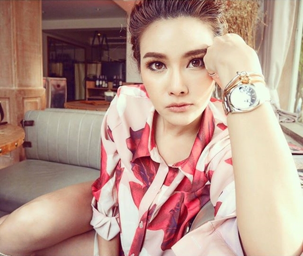 หญิง รฐา