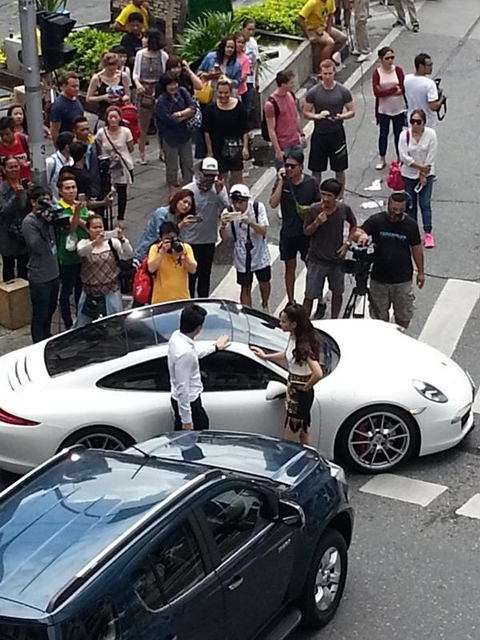 หมาก-ญาญ่า ปิดแยกอโศกถ่ายละคร ทำรถติดยาวเป็นกิโล