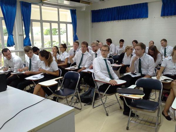 เมื่อฝรั่งตาน้ำข้าวแต่งชุดนักศึกษาไทย นั่งเรียนภาษาไทย