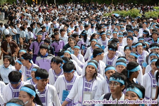 ผู้เสียสละ ! ตัวแทนแต่ละคณะคอยเดินเก็บขยะตลอดทาง รับน้องขึ้นดอย มช.