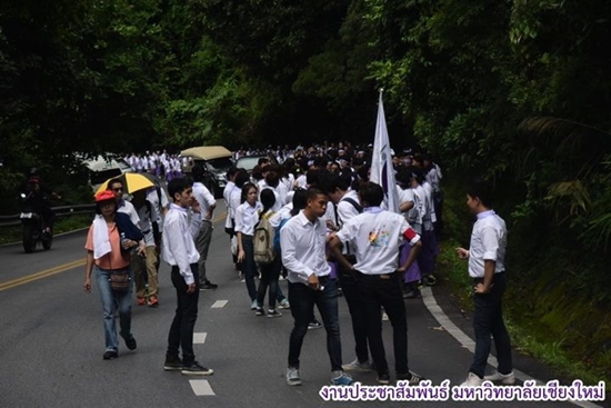 ผู้เสียสละ ! ตัวแทนแต่ละคณะคอยเดินเก็บขยะตลอดทาง รับน้องขึ้นดอย มช.