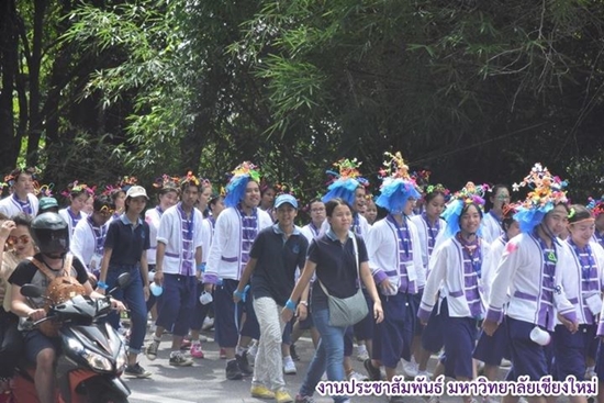 ผู้เสียสละ ! ตัวแทนแต่ละคณะคอยเดินเก็บขยะตลอดทาง รับน้องขึ้นดอย มช.