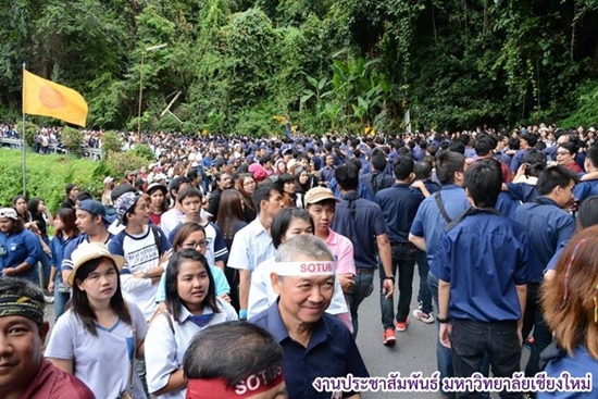 ผู้เสียสละ ! ตัวแทนแต่ละคณะคอยเดินเก็บขยะตลอดทาง รับน้องขึ้นดอย มช.
