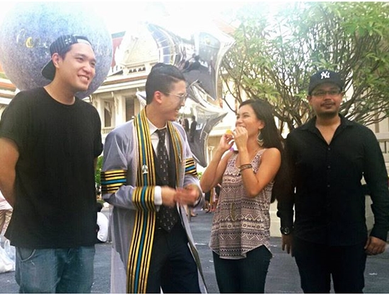 ป๊อก ภัสสรกรณ์ ซ้อมใหญ่รับปริญญาโท จุฬาฯ อาภัสรา ร่วมหอบดอกไม้ยินดี