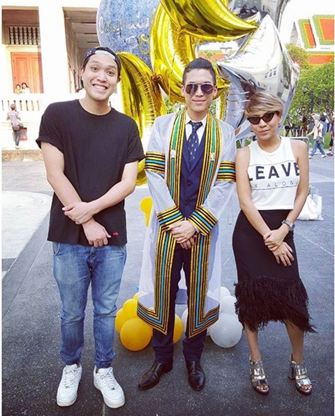 ป๊อก ภัสสรกรณ์ ซ้อมใหญ่รับปริญญาโท จุฬาฯ อาภัสรา ร่วมหอบดอกไม้ยินดี
