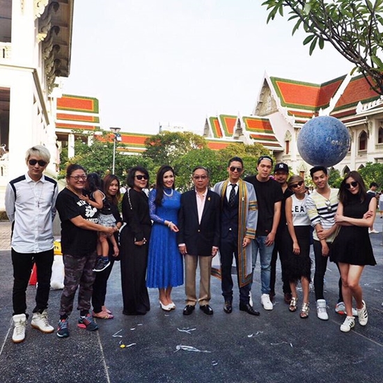 ป๊อก ภัสสรกรณ์ ซ้อมใหญ่รับปริญญาโท จุฬาฯ อาภัสรา ร่วมหอบดอกไม้ยินดี