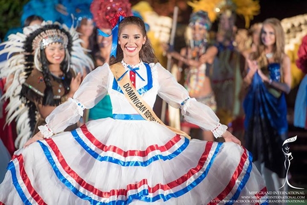 ส่องนางงามสาวในชุดประจำชาติ Miss Grand International 2015 สวย ๆ ทั้งนั้น
