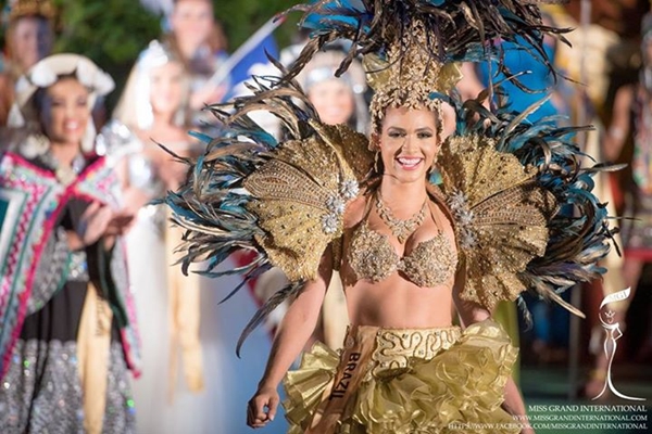 ส่องนางงามสาวในชุดประจำชาติ Miss Grand International 2015 สวย ๆ ทั้งนั้น