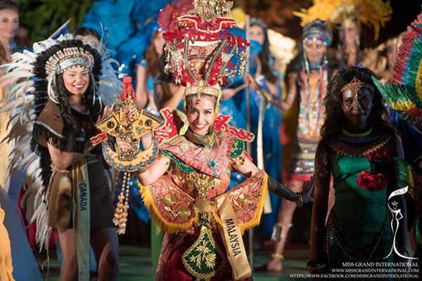 ส่องนางงามสาวในชุดประจำชาติ Miss Grand International 2015 สวย ๆ ทั้งนั้น