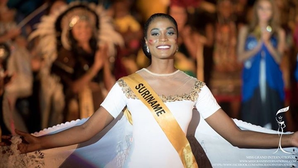 ส่องนางงามสาวในชุดประจำชาติ Miss Grand International 2015 สวย ๆ ทั้งนั้น