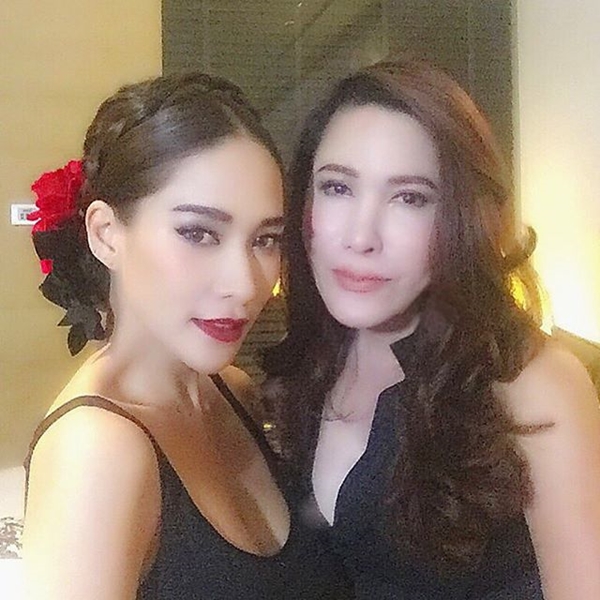 บี พลอย คริส ในชุดดำรัดรูปสุดปัง โชว์เอว 23 นิ้ว สวยแบบกินกันไม่ลง