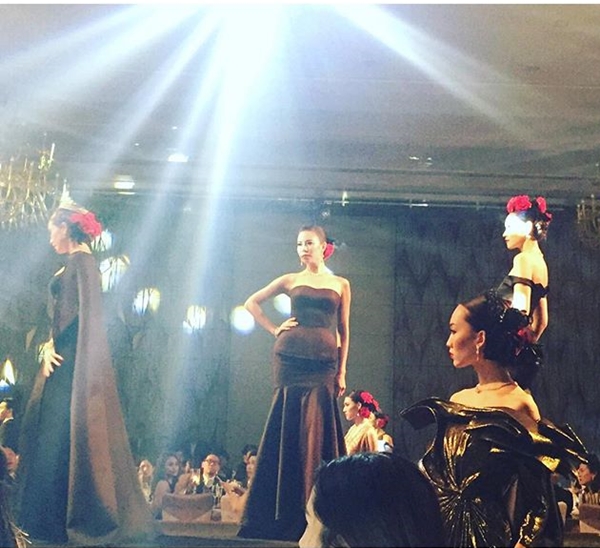 บี พลอย คริส ในชุดดำรัดรูปสุดปัง โชว์เอว 23 นิ้ว สวยแบบกินกันไม่ลงบี พลอย คริส ในชุดดำรัดรูปสุดปัง โชว์เอว 23 นิ้ว สวยแบบกินกันไม่ลง