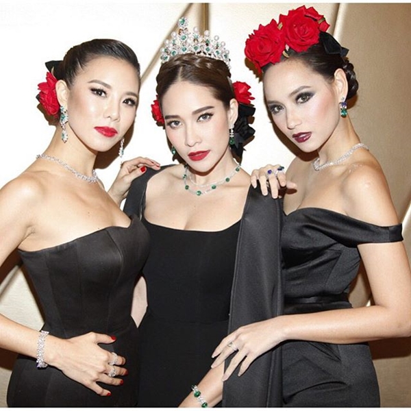 บี พลอย คริส ในชุดดำรัดรูปสุดปัง โชว์เอว 23 นิ้ว สวยแบบกินกันไม่ลง