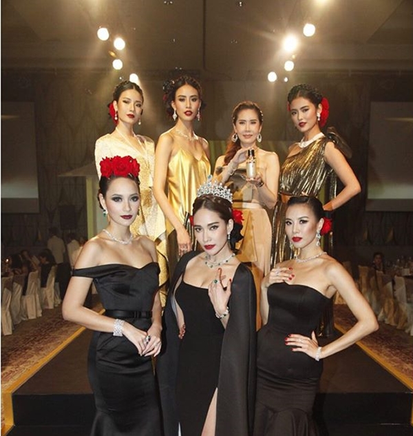 บี พลอย คริส ในชุดดำรัดรูปสุดปัง โชว์เอว 23 นิ้ว สวยแบบกินกันไม่ลง