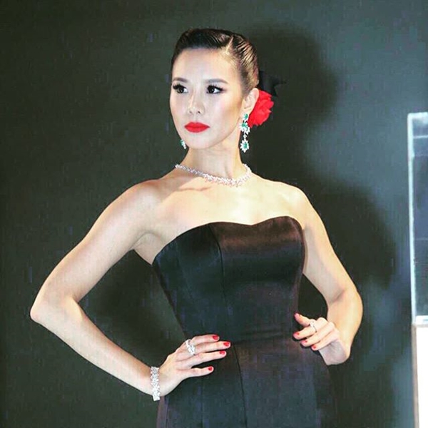 บี พลอย คริส ในชุดดำรัดรูปสุดปัง โชว์เอว 23 นิ้ว สวยแบบกินกันไม่ลง