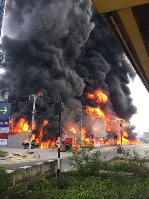ไฟไหม้ร้านขายยางแยกกำนันแม้น เพลิงโหมกระหน่ำ เจ้าหน้าที่เร่งควบคุม