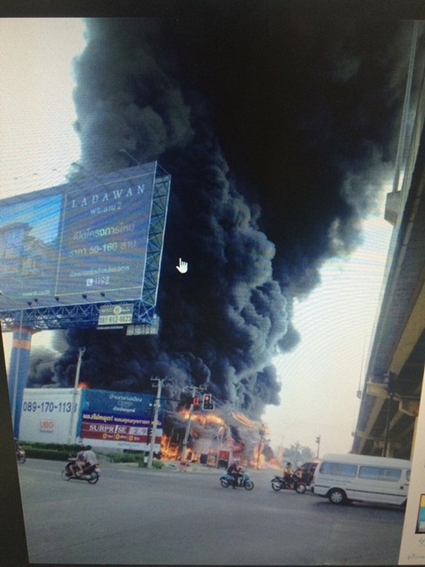 ไฟไหม้ร้านขายยางแยกกำนันแม้น เพลิงโหมกระหน่ำ เจ้าหน้าที่เร่งควบคุม